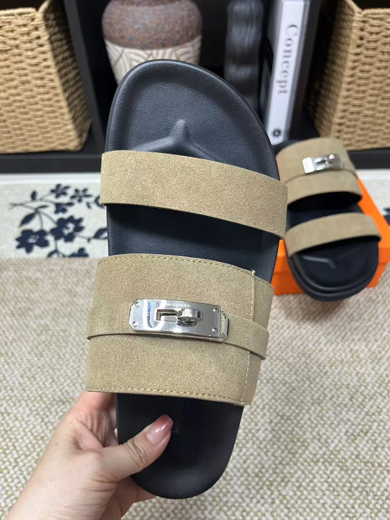 Factory price: 340💰Long-term availability Hermes men's Kazimir slippers for couples - top quality, Hermès woven calfskin functional sandals. The interwoven upper inspired by the "H" iconic pattern creates a casual look, which can be said to be a good companion for summer. Imported cowhide + cowhide lining + TU men's shoes💰Outsole Size: 35-46